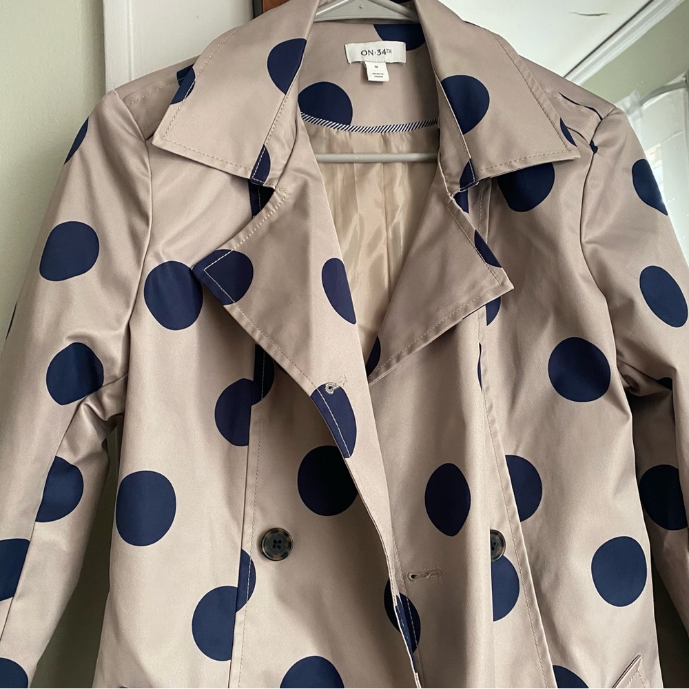 On 34th Trench, beige and navy, Sz Medium
